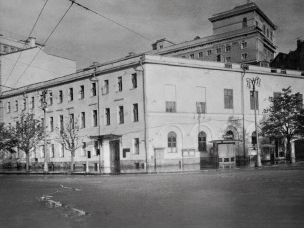 Здание, где до революции находился ресторан Тестова. 1957. Москва. Фотография: pastvu.com